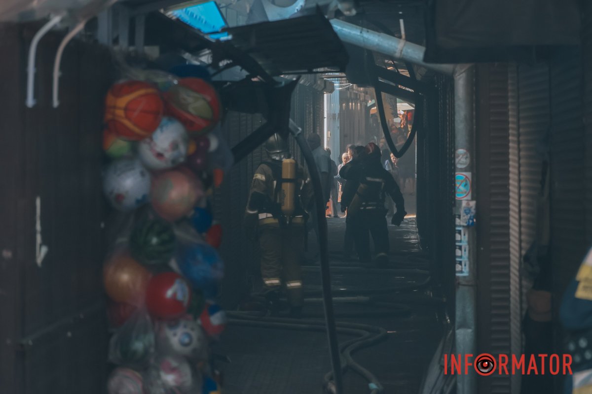 Рятувальники, поліція та евакуація людей: що відбувається на "Озерці" у Дніпрі 13