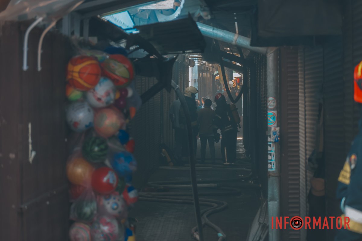 Рятувальники, поліція та евакуація людей: що відбувається на "Озерці" у Дніпрі 12