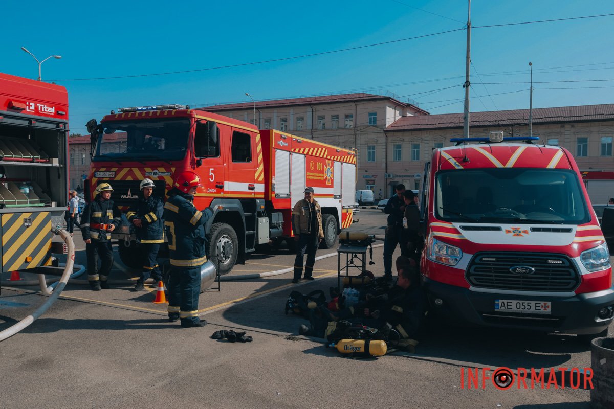 Рятувальники, поліція та евакуація людей: що відбувається на "Озерці" у Дніпрі 11