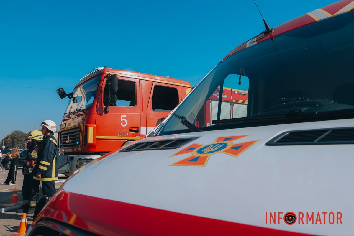 Рятувальники, поліція та евакуація людей: що відбувається на "Озерці" у Дніпрі 10