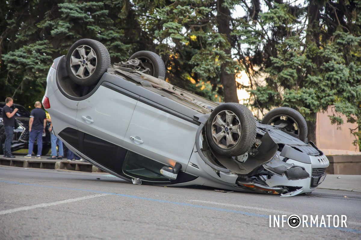 Відлетівши назад, на смугу руху, Ford перевернувся