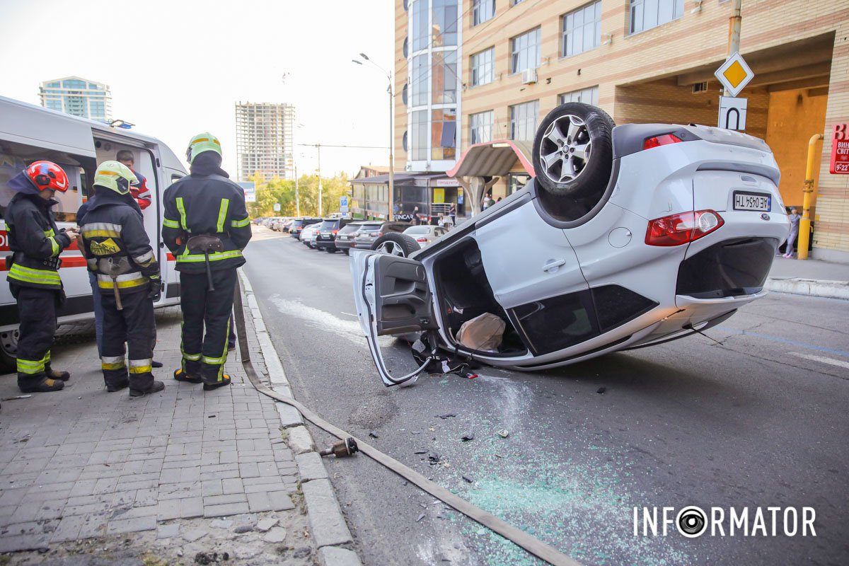 На місці працюють представники ДСНС, поліція і медики «швидкої»