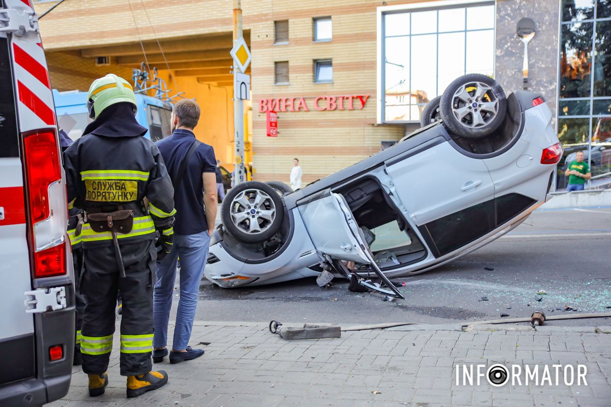 Біля пам'ятника Слави