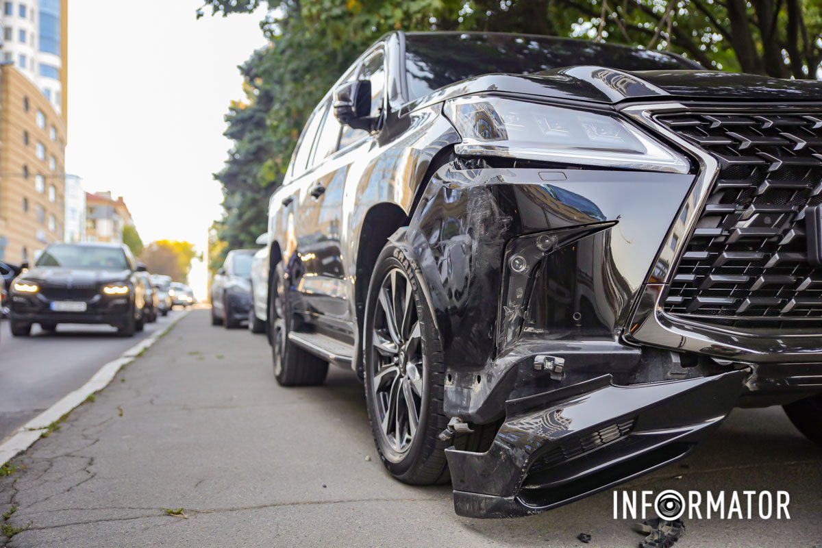 Ford виїжджав з парковки і вдарив дві автівки, що стояли попереду - Lexus та Volkswagen