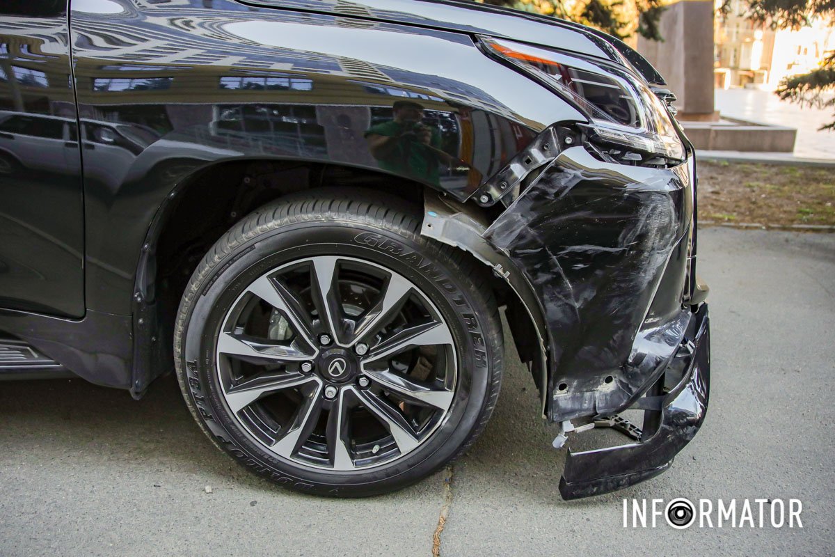 Пошкоджені припарковані авто