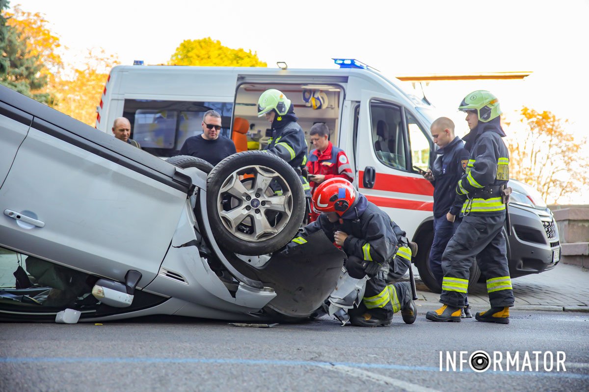 Травмувався водій авто, медики надають йому допомогу
