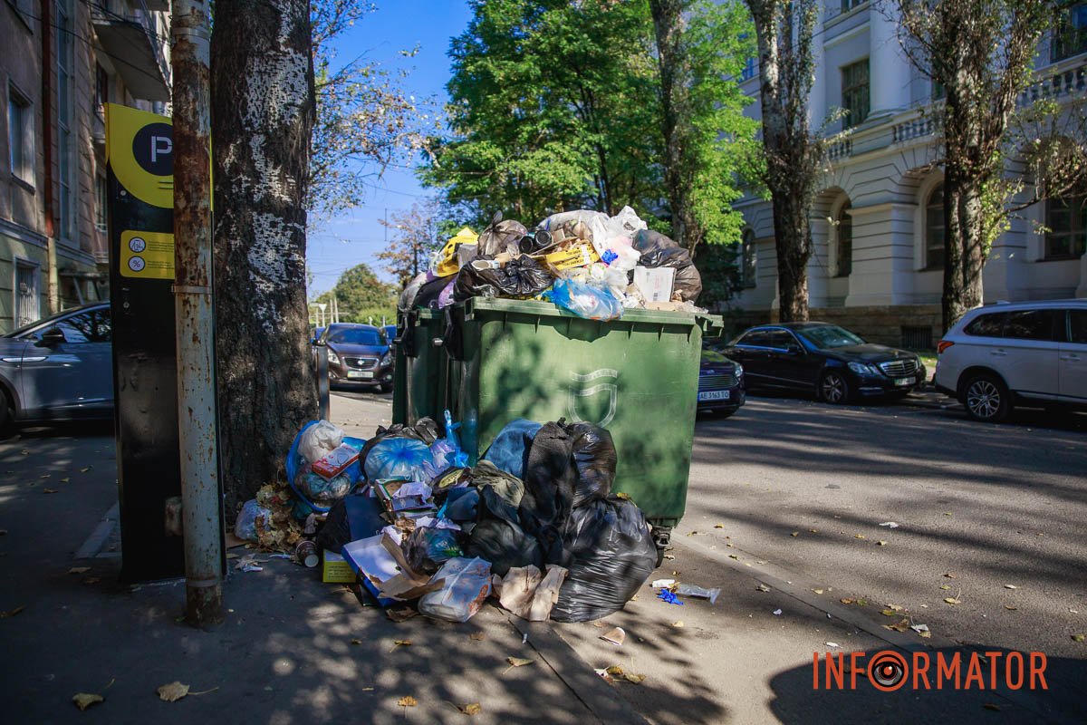 Сміттєві баки переповнені
