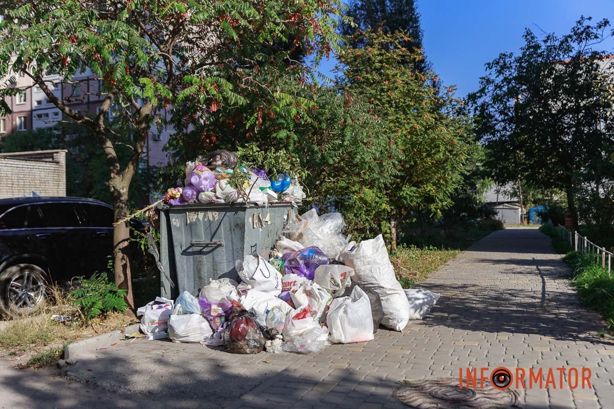 Сміття вже на дорозі