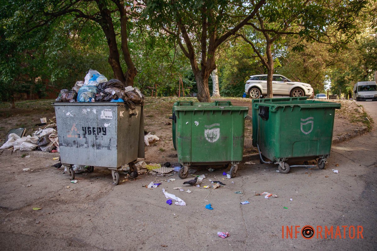 Чому два баки порожні, а один повний?