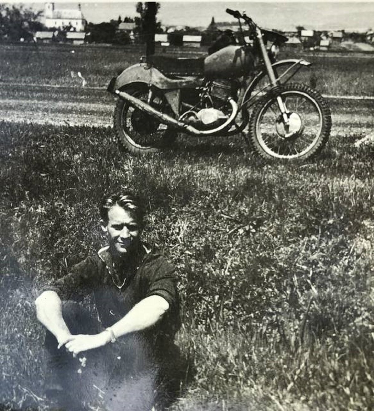 Молодий Леонід Литвинчук поряд з мотоциклом. Фото: gorod.dp.ua