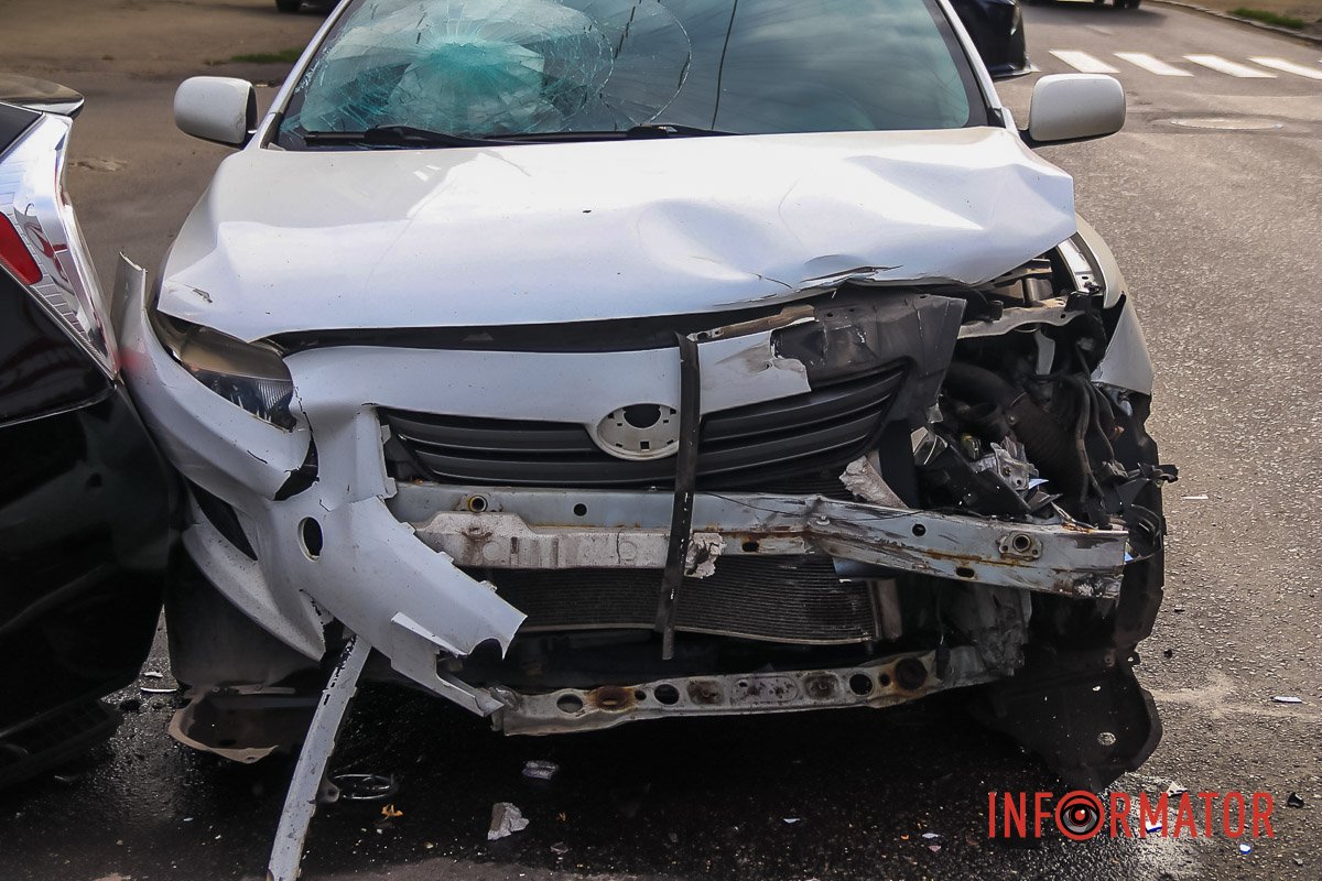 водій чорної Toyota рухався по головній смузі руху водій чорної Toyota рухався по головній смузі руху