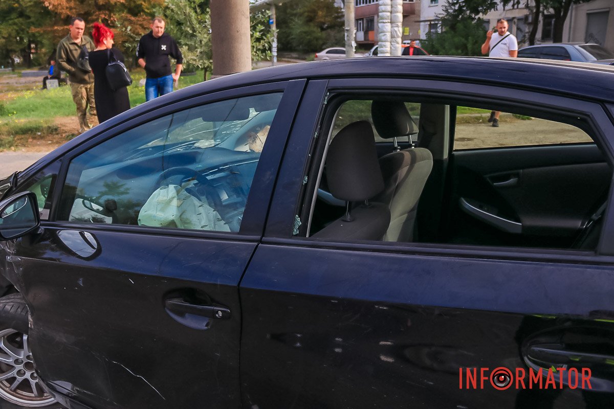 Кермувальник білої повертав з прилеглої території, внаслідок чого відбулося зіткнення Кермувальник білої повертав з прилеглої території, внаслідок чого відбулося зіткнення