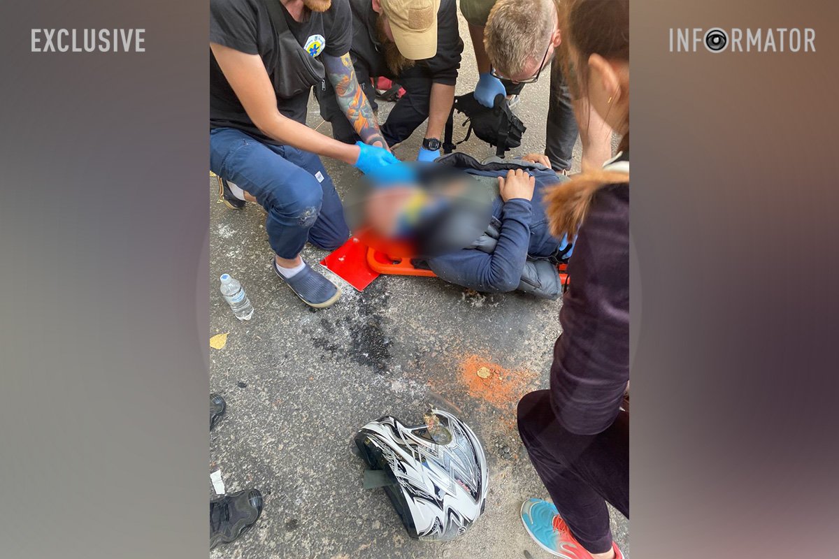 Постраждалого водія скутера забрала "швидка" Постраждалого водія скутера забрала "швидка"