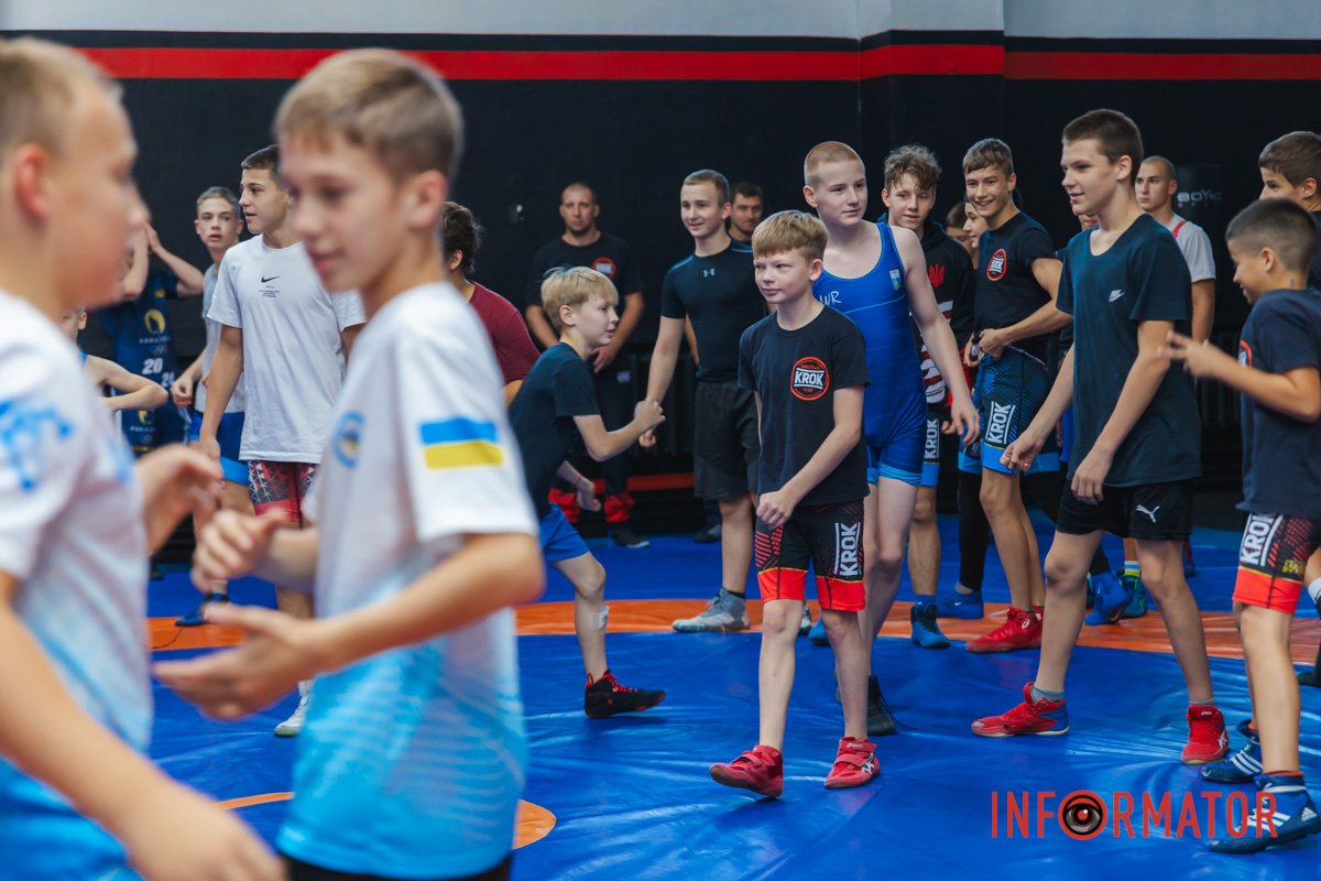 Також діти у СК "КРОК" безкоштовно отримують форму для тренувань