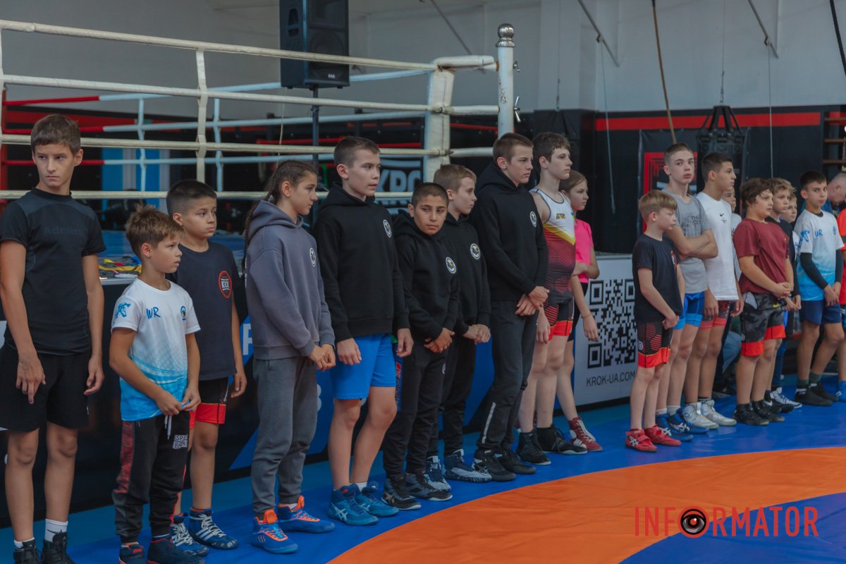 Юні спортсмени із задоволенням відпрацьовували техніку з вільної боротьби