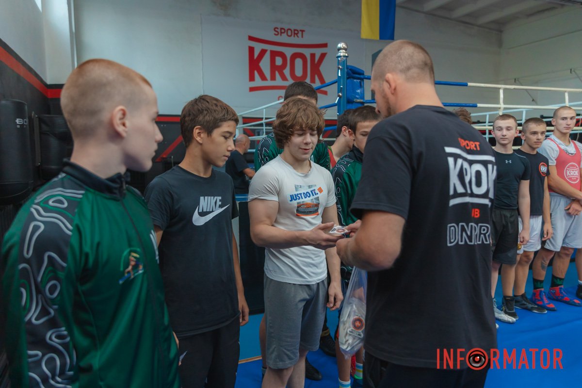 Після завершення відкритого тренування спортсмени потиснули один одному руки