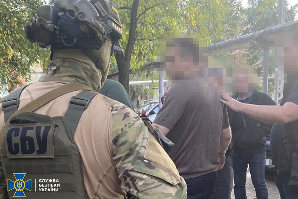 Пропонував “відмазати” від тюрми за 10 тисяч доларів: у Дніпрі затримали прокурора-хабарника 2