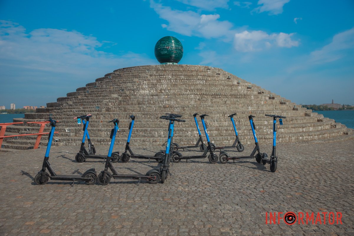 На Фестивальном причале выложили свастику из самокатов