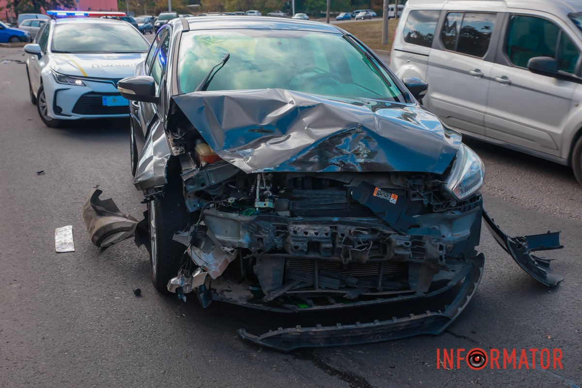 В Днепре на Космической произошла тройная авария: пострадали три человека 6