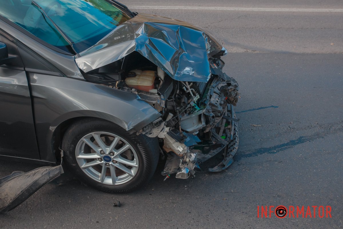 В Днепре на Космической произошла тройная авария: пострадали три человека 3