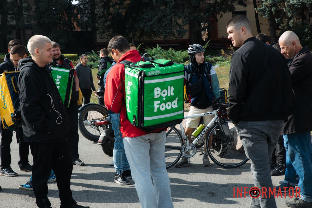 Причиною страйку стало те, що компанія прибрала оплату за відстань до ресторану