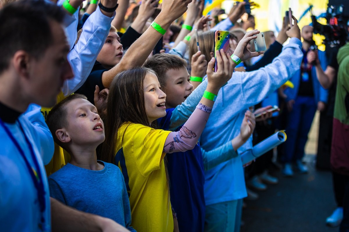 Після руханки хлопці і дівчата влаштували патріотичний флешмоб Після руханки хлопці і дівчата влаштували патріотичний флешмоб