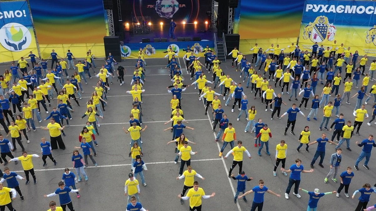 На одному зі стадіонів Дніпра проходила руханка На одному зі стадіонів Дніпра проходила руханка