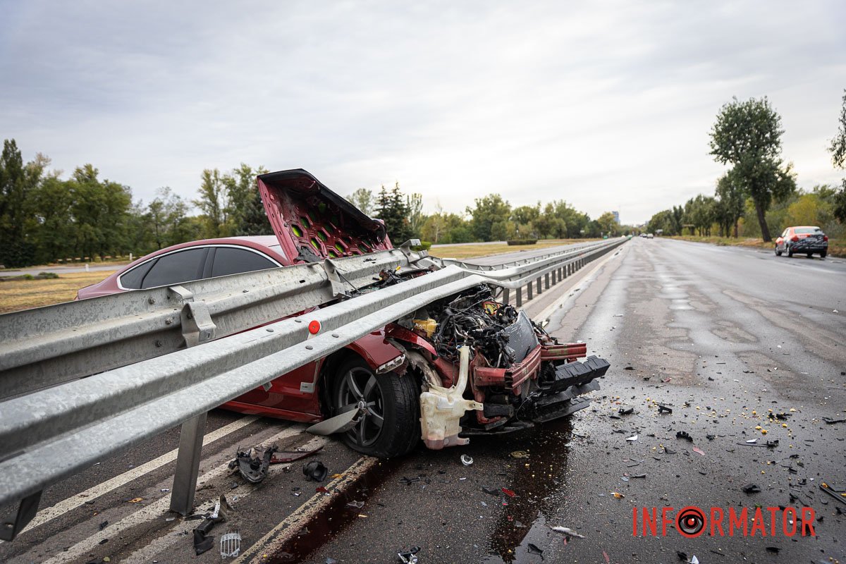 Отказали тормоза: в Днепре на съезде с Усть-Самарского моста Ford врезался  в отбойник. Читайте на UKR.NET