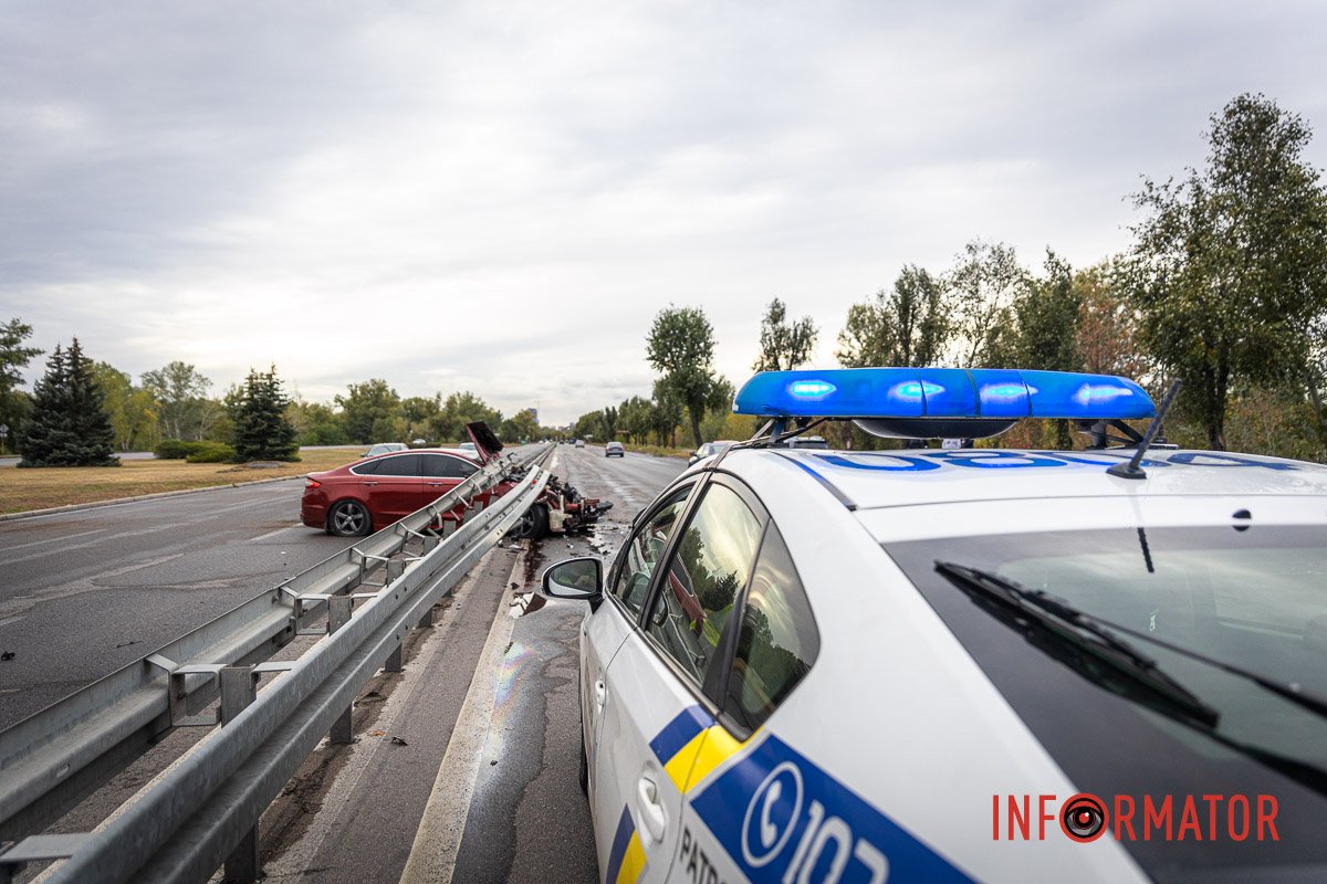 Отказали тормоза: в Днепре на съезде с Усть-Самарского моста Ford врезался  в отбойник. Читайте на UKR.NET