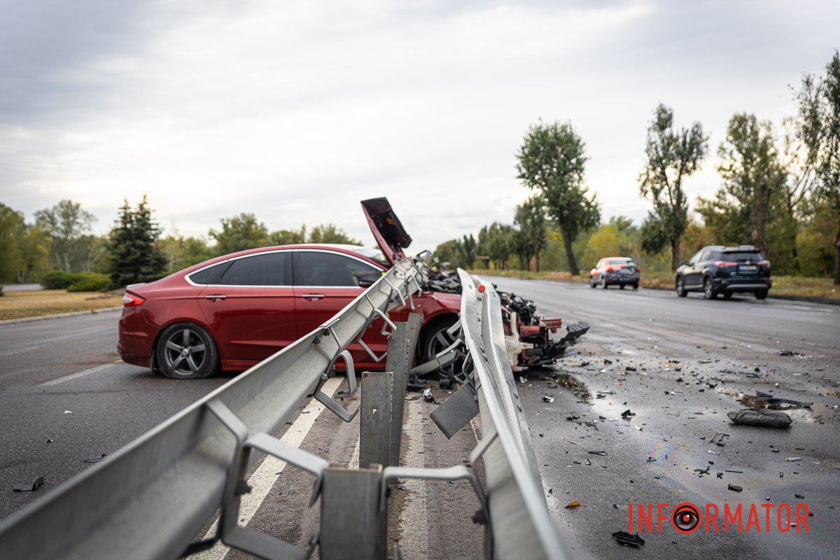 И водитель врезался в отбойник