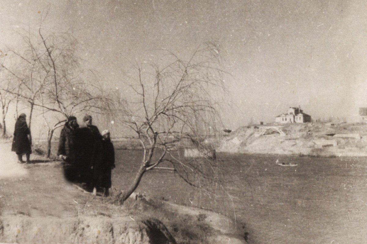 На фото видно опори