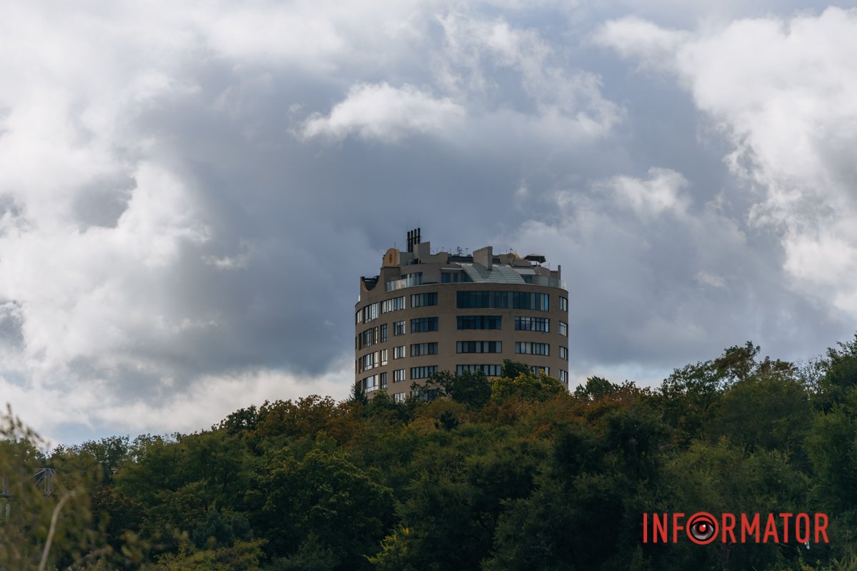 Але дні все коротшають, міняться,