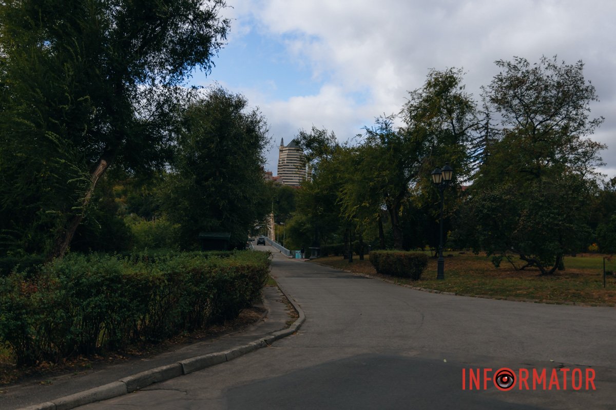 Рветься осінь руками кривавими