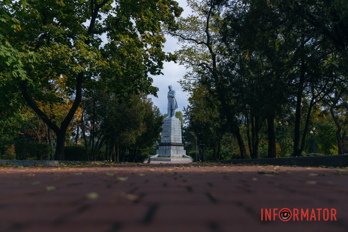 а вона розпачливо всміхається: