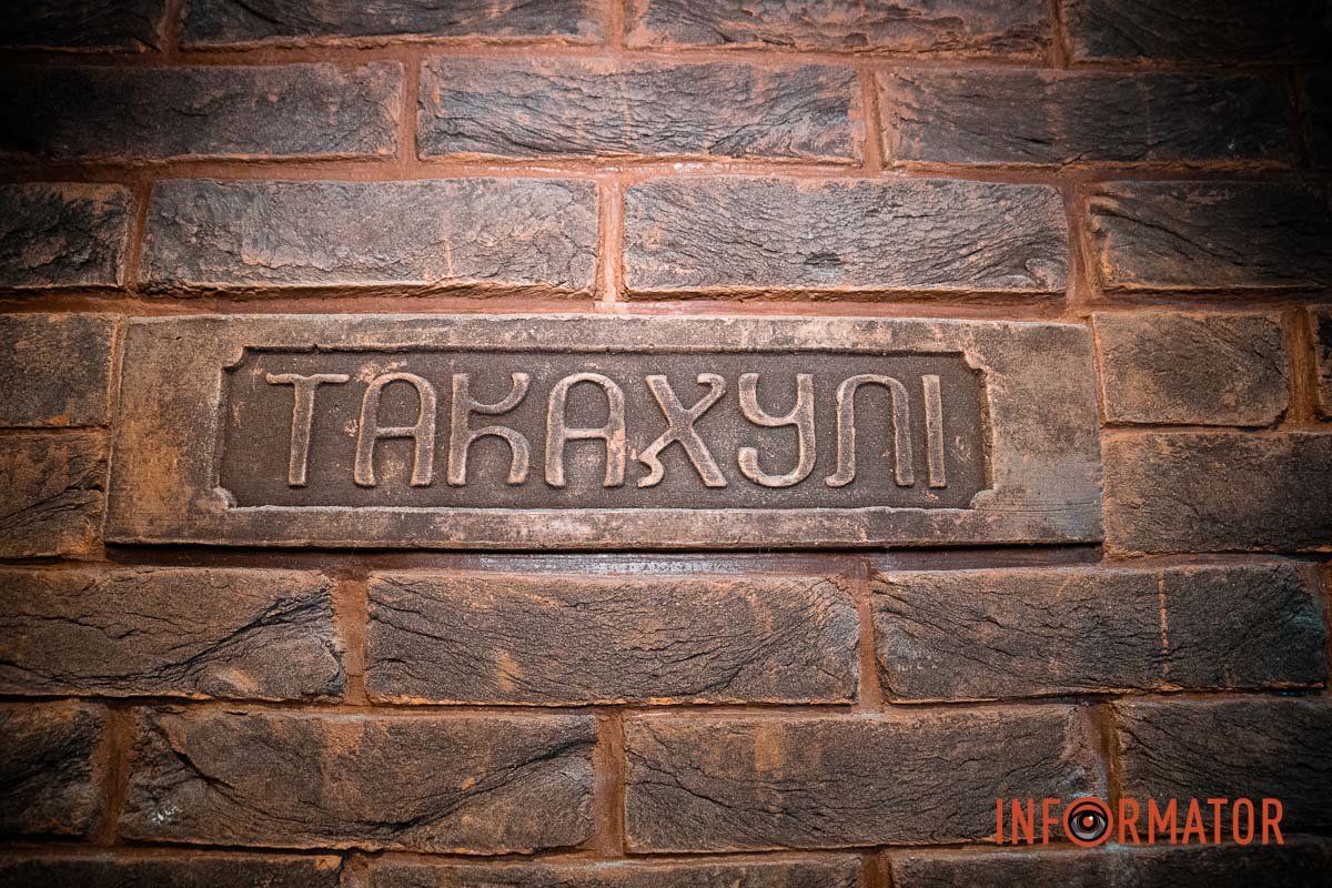 На першому поверсі є тераса, що виходить на Барикадну
