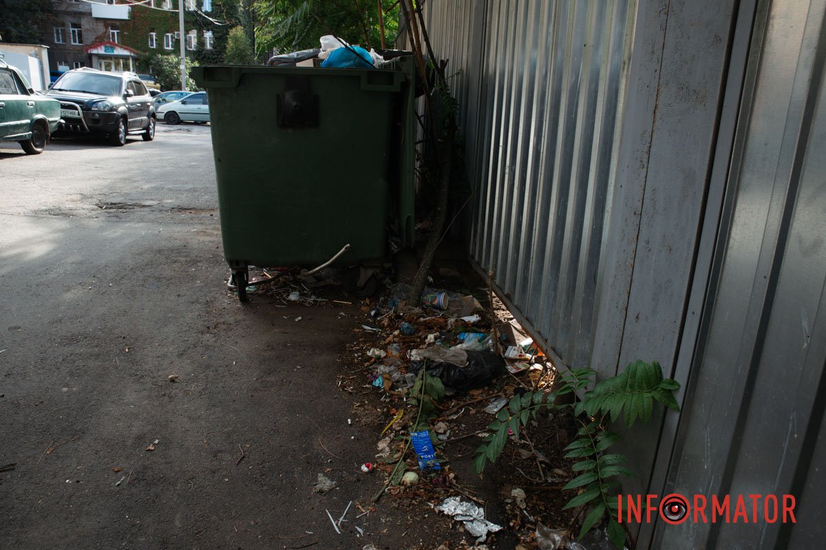 Мусор лежит и на земле Мусор лежит и на земле