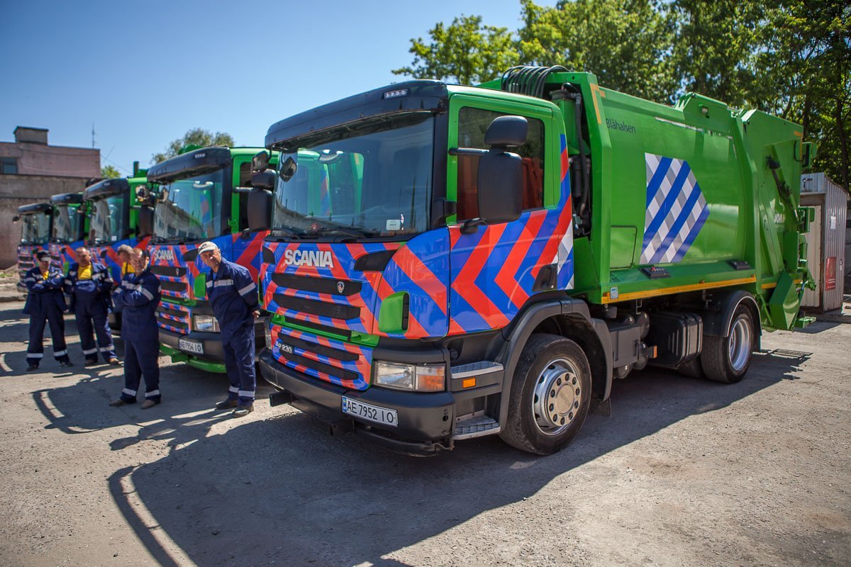 У Дніпрі шукають водіїв сміттєвозів, слюсарів та вантажників