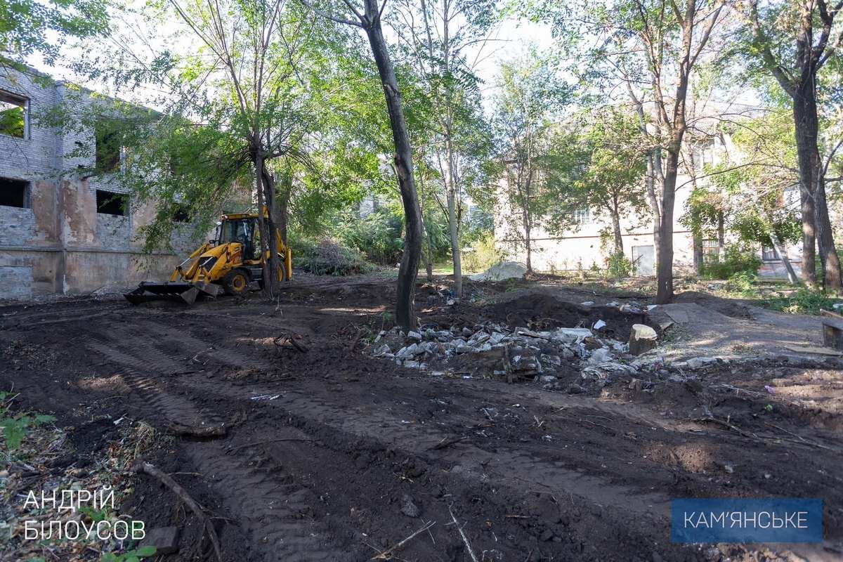 Упорядочивают заброшенную территорию по улице Ивана Сирко Упорядочивают заброшенную территорию по улице Ивана Сирко