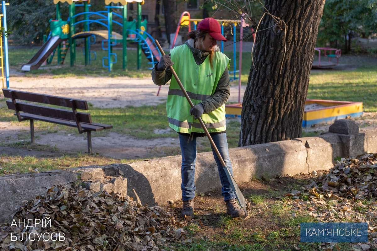 Починяют элементы детских и спортивных площадок Починяют элементы детских и спортивных площадок