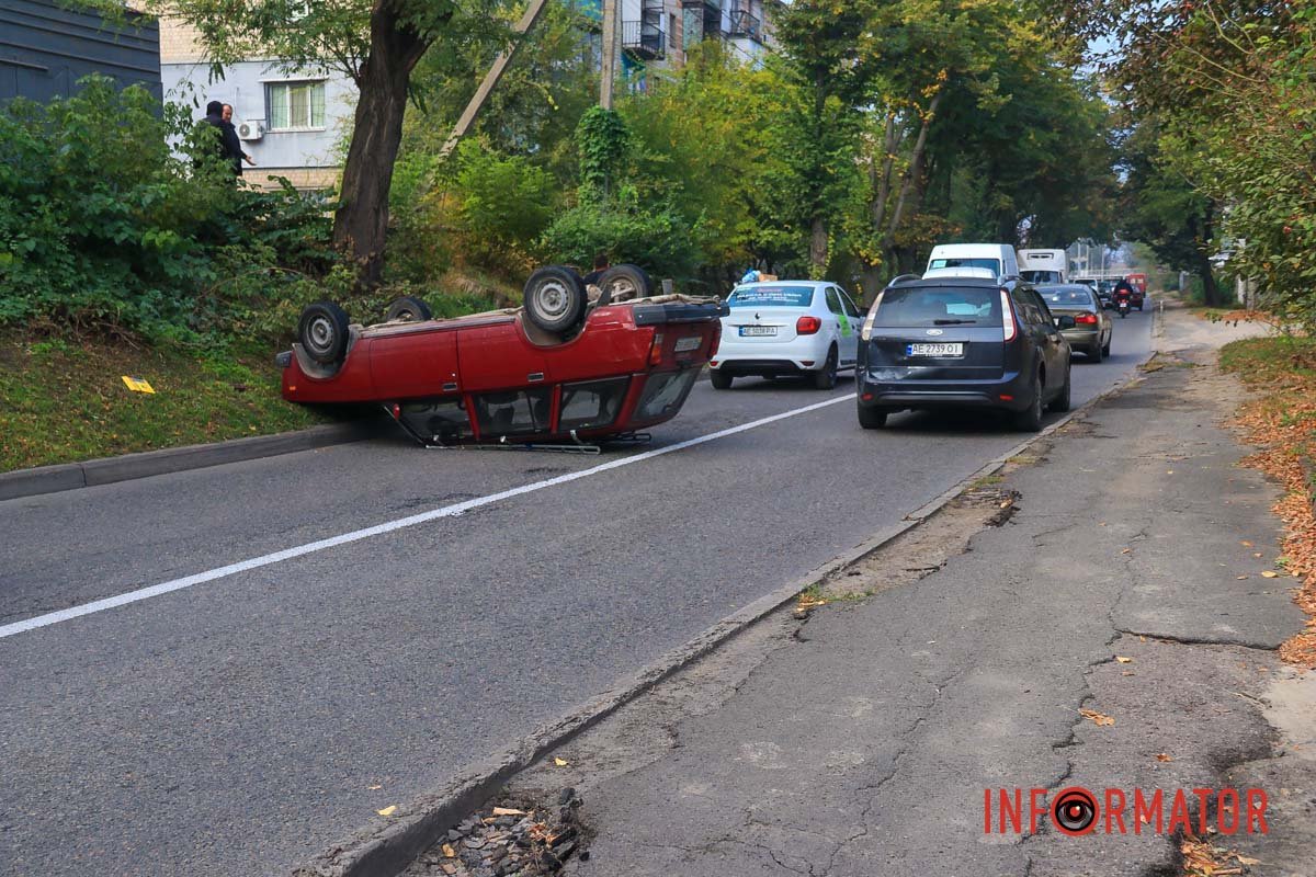 Здесь опрокинулся на крышу автомобиль ВАЗ Здесь опрокинулся на крышу автомобиль ВАЗ