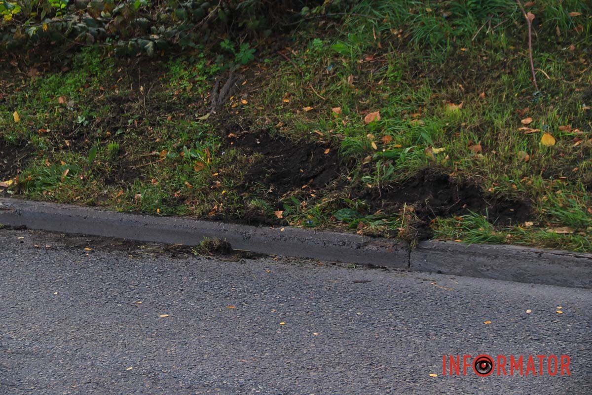 Вероятно, водитель наехал на бордюр Вероятно, водитель наехал на бордюр