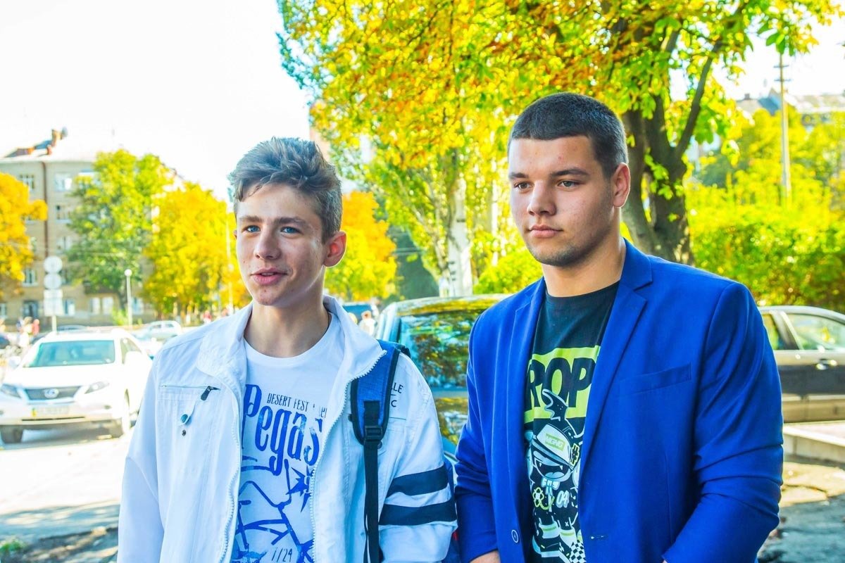 Первокурсники Алексей и Богдан жизнью в Киеве довольны, но после учебы хотят уехать за границу