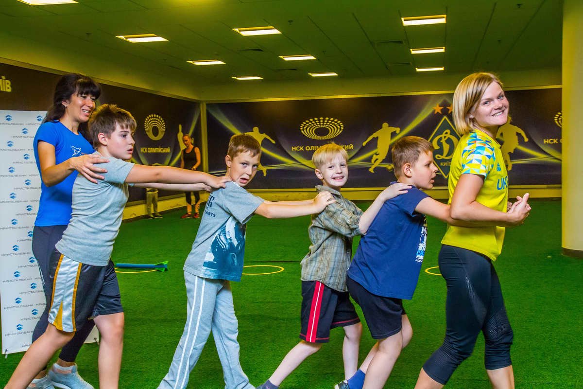 Малыши занимались в командах по 20 человек