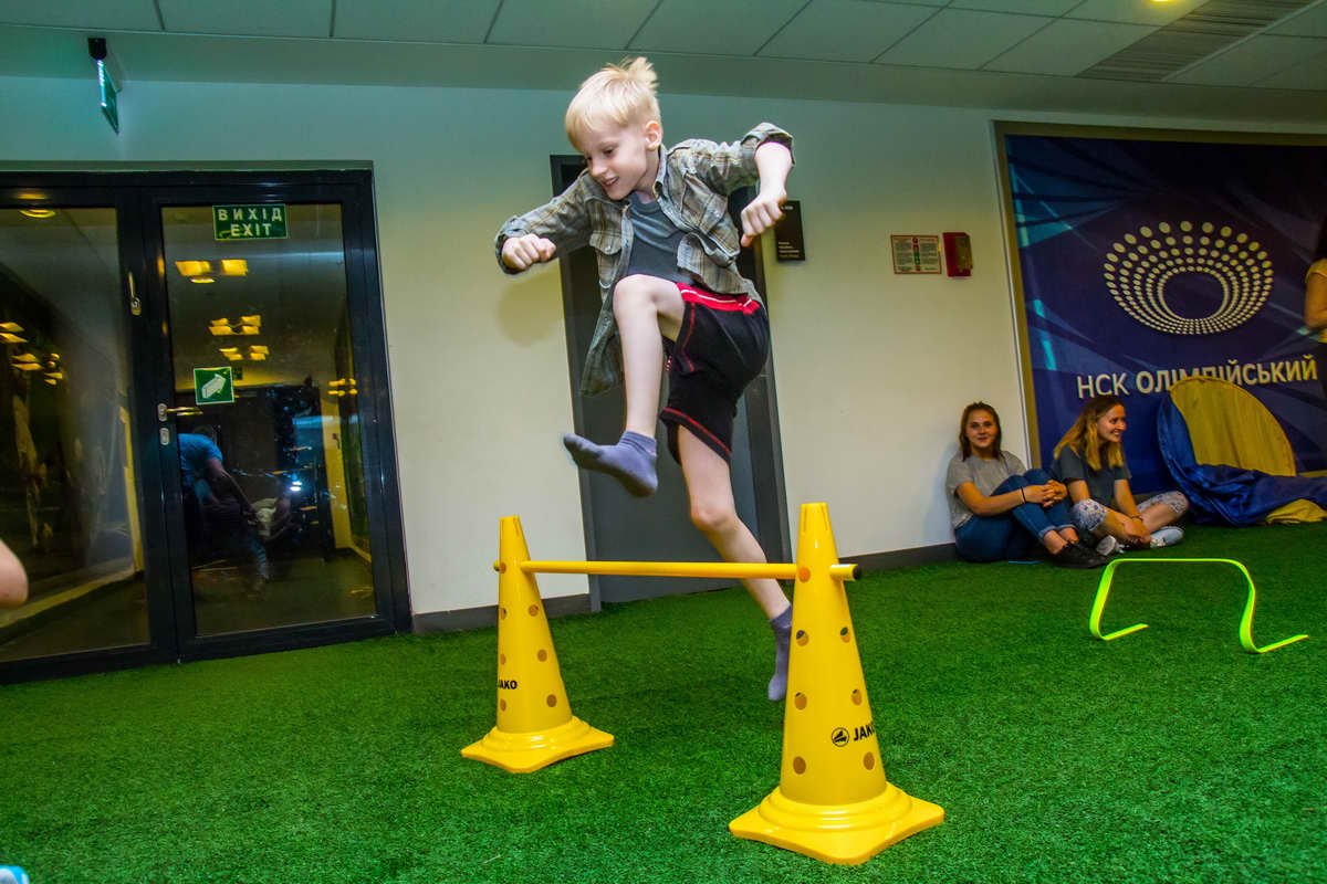 Дети прыгали через барьеры