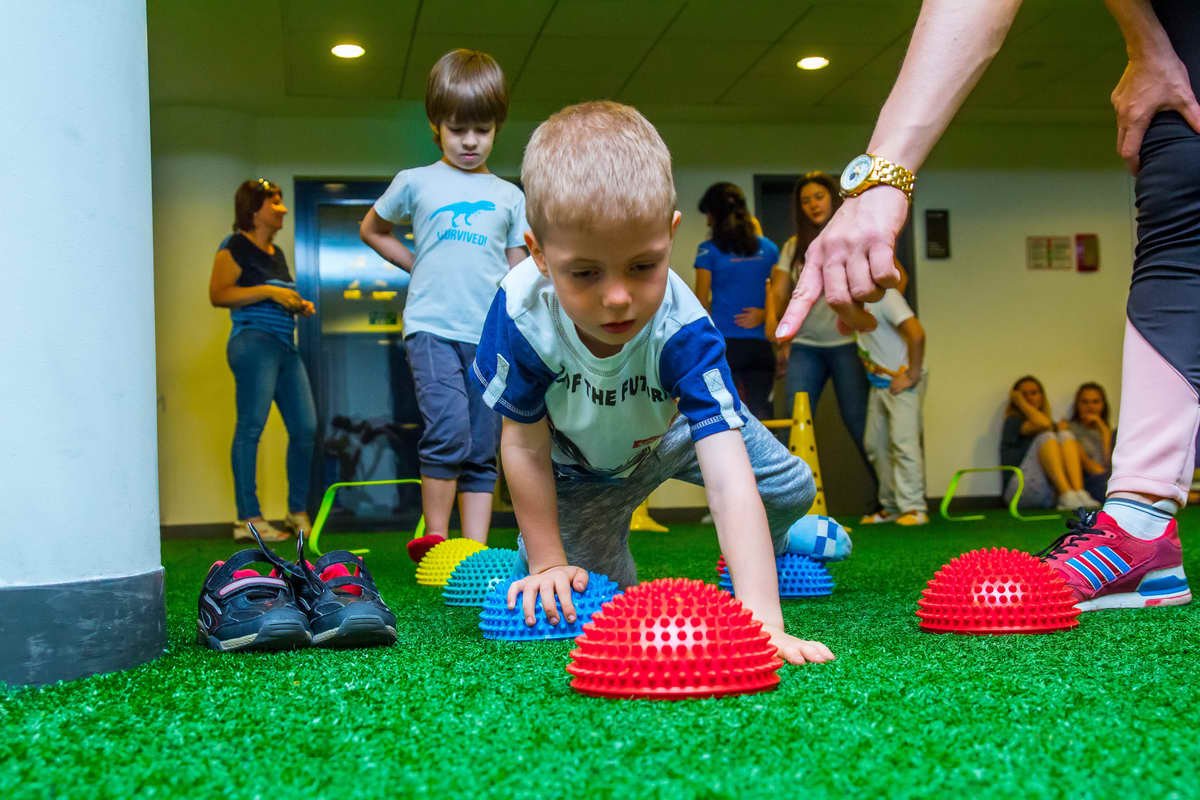 Пробежка по пластиковым камешкам - одно из ключевых упражнений