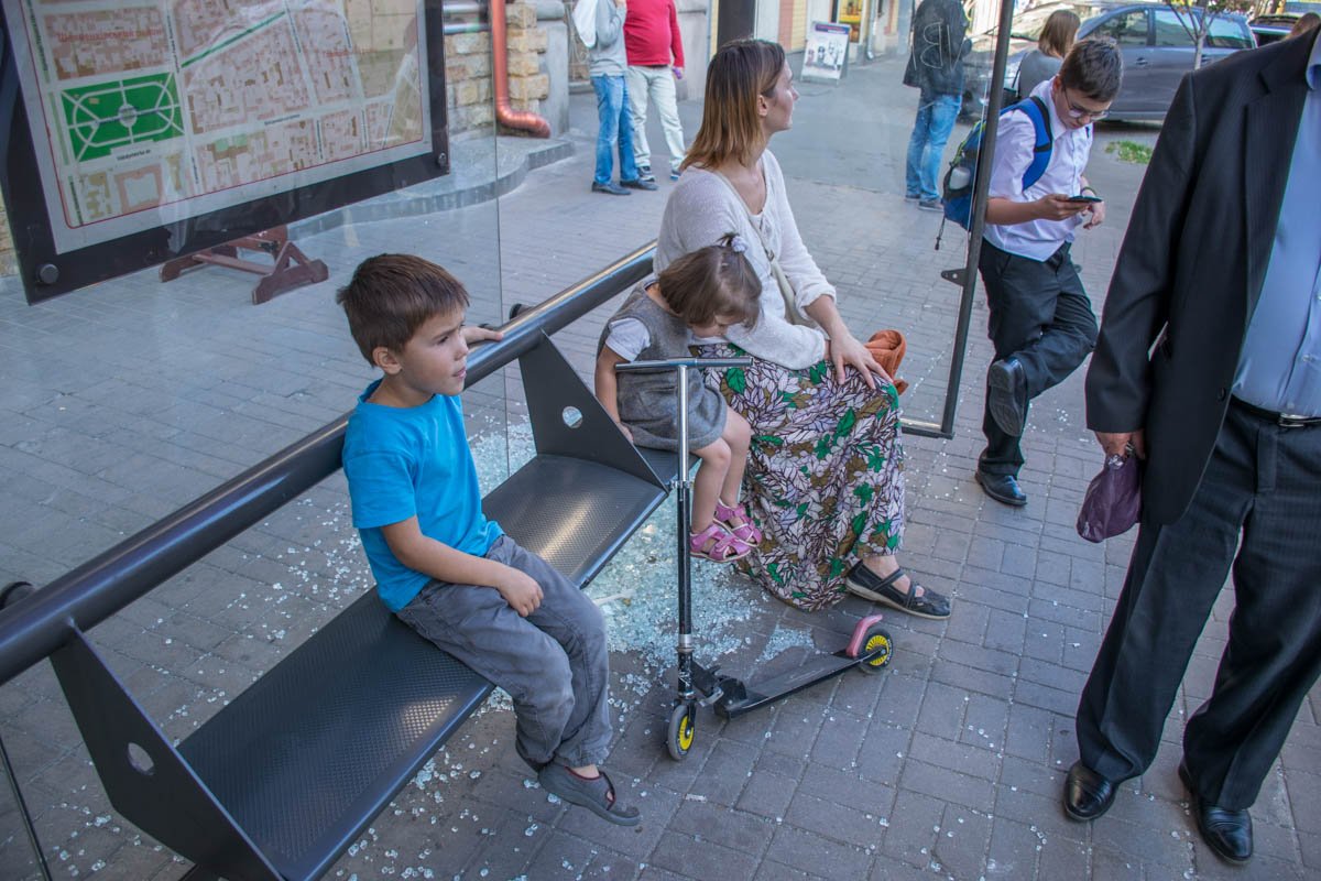 Стекло лежит прямо под ногами пассажиров