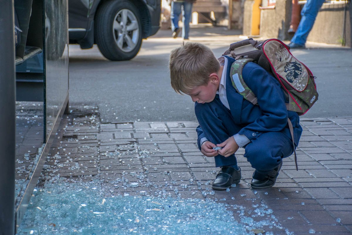 Дети играют с осколками