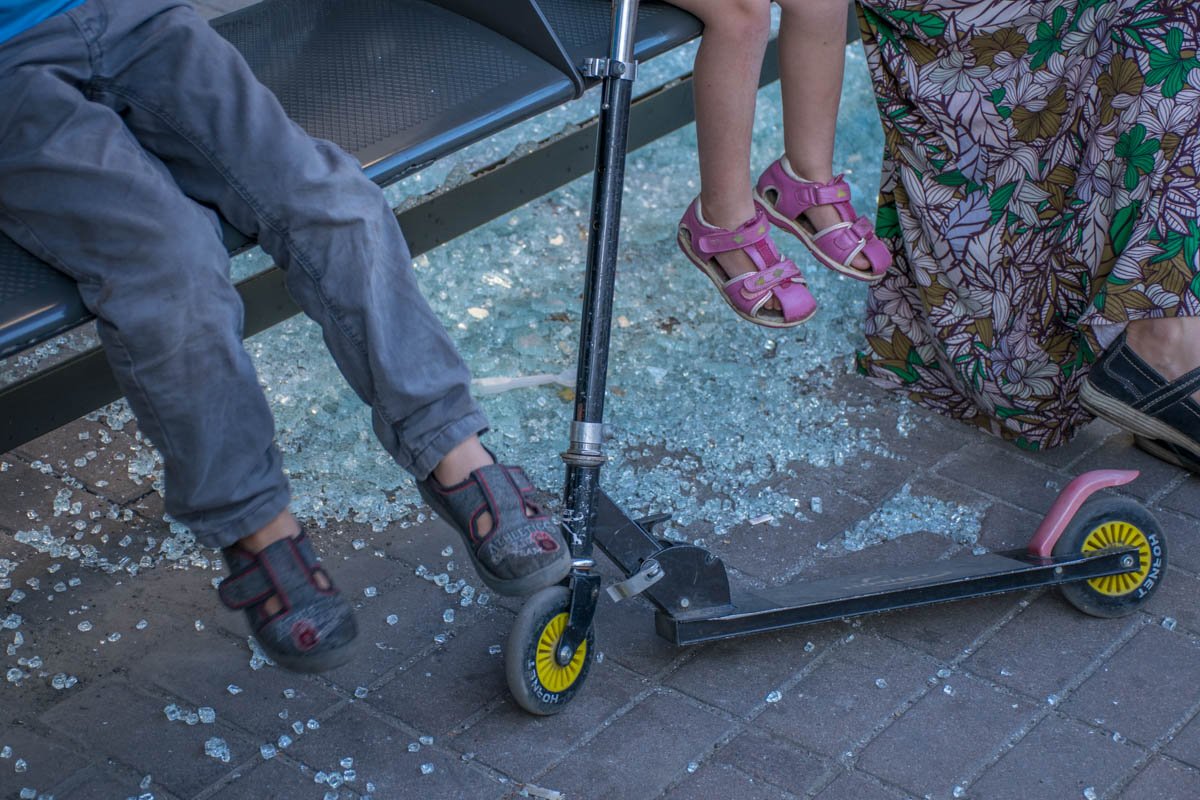 Пассажиры ходят по стеклу