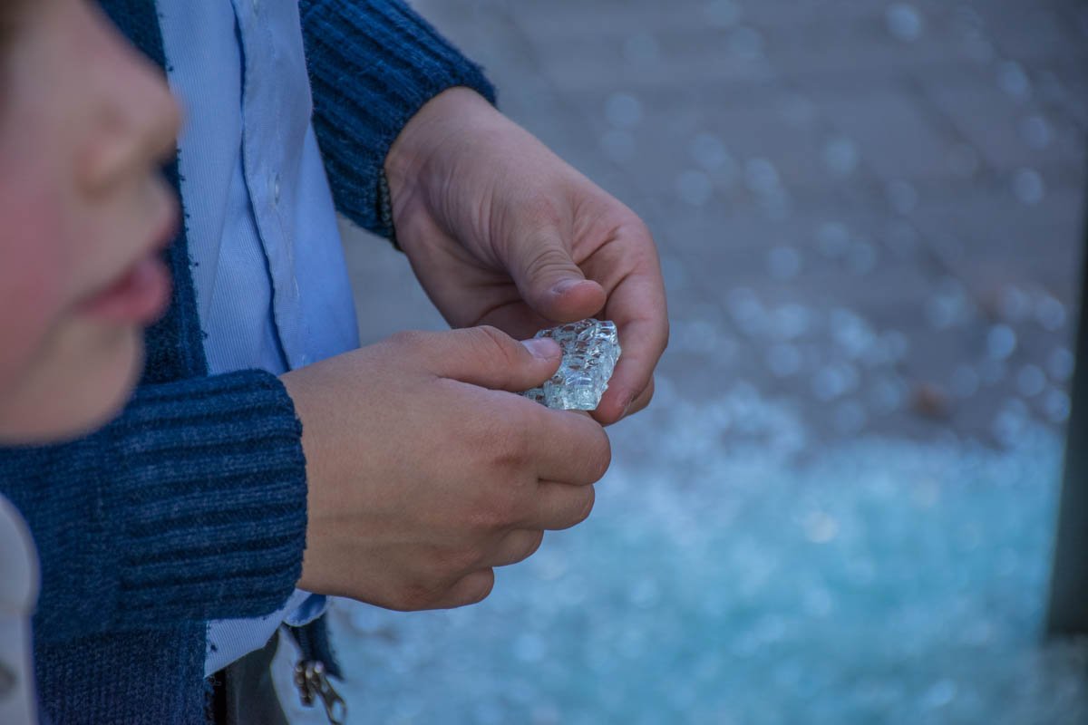 Стекло разбирают на сувениры