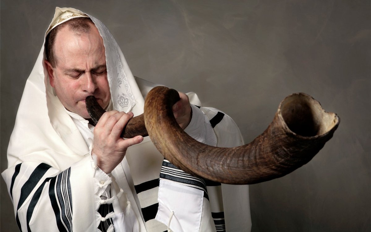 Звук шофара, согласно поверьям, привлекает счастье